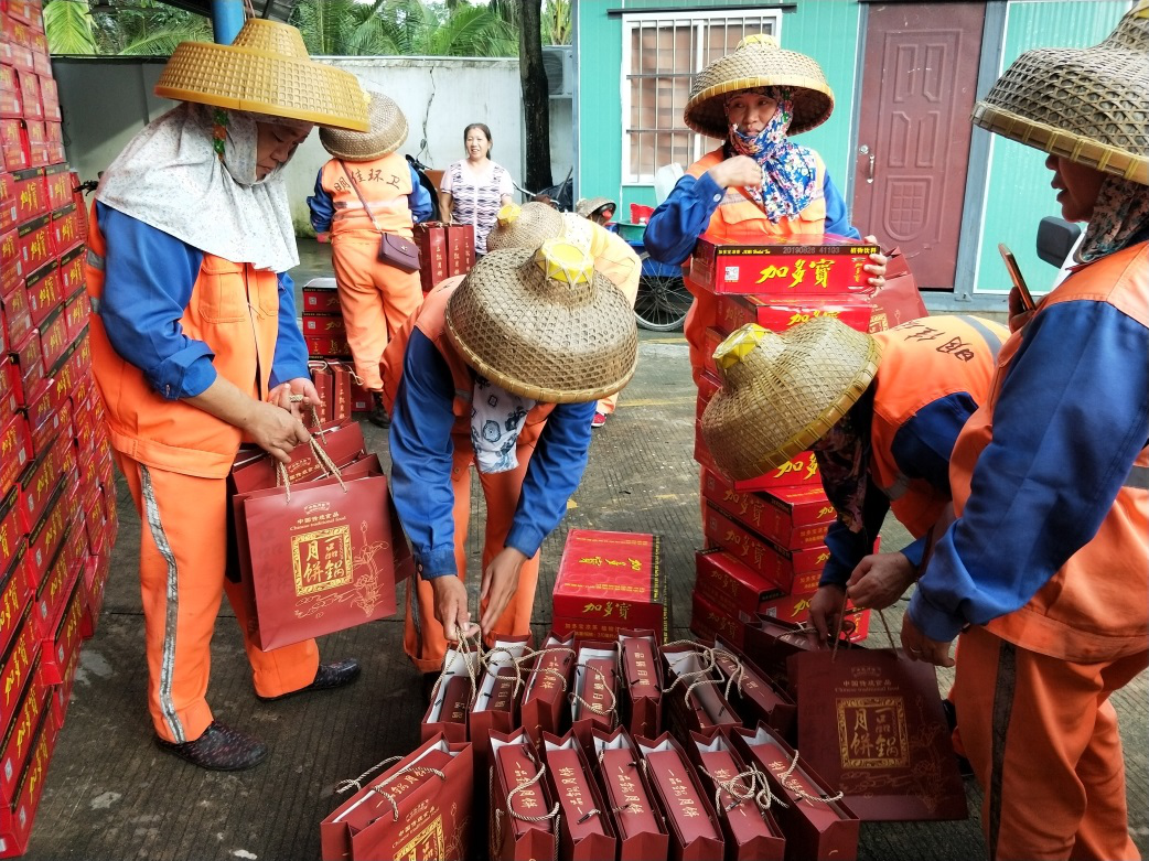 ? ?“中秋佳節(jié)、情暖職工” ? ? ? ? ?-----明佳集團(tuán)黨支部及工會組織開展中秋慰問活動